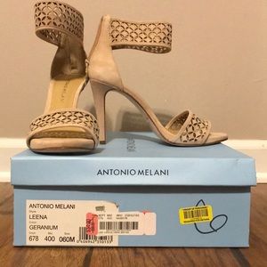 Beautiful never worn cut out detail heel